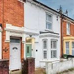 4 Bed Gorgeous Open Plan Chic Townhouse, Central Portsmouth! Great For Groups-With Parking & Xbox - By Blue Puffin Stays