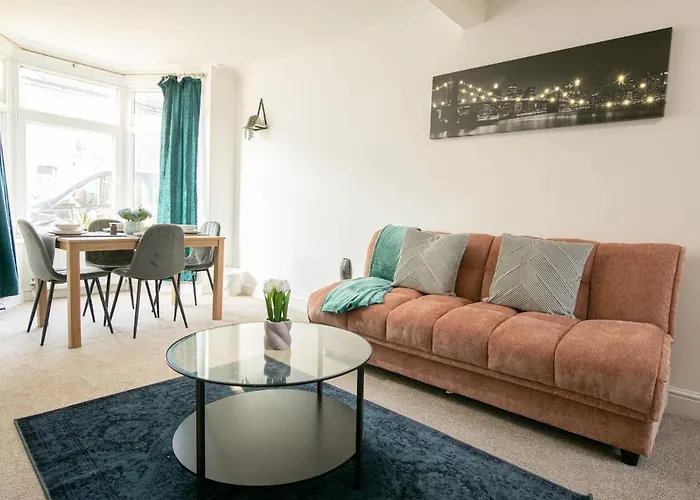 3 Bed Modern Home, Vibrant & Stylish, Sleep Upto 7