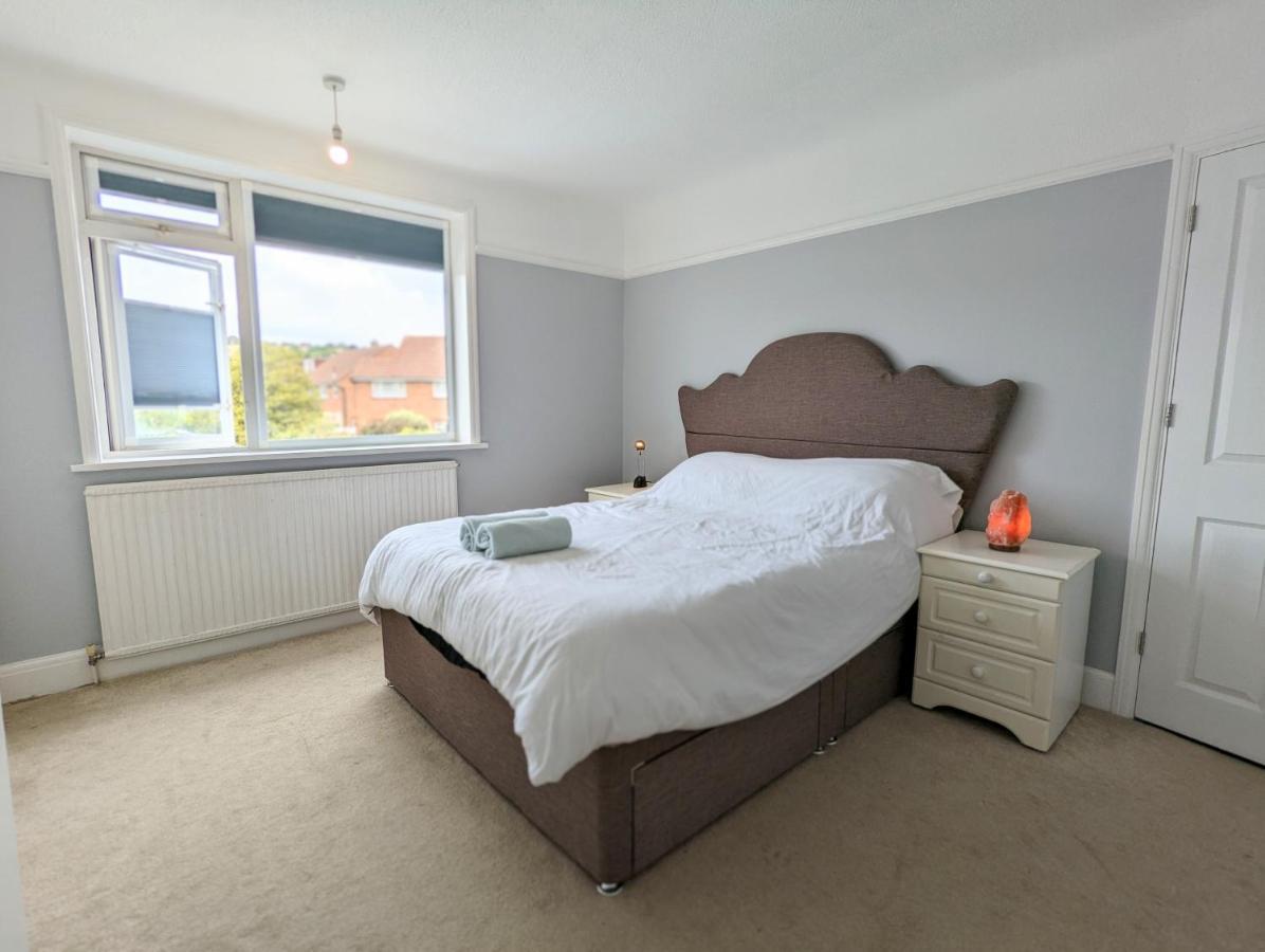 Bright Haven: 4-bed With Garden, Spa & Parking Holiday home Portsmouth