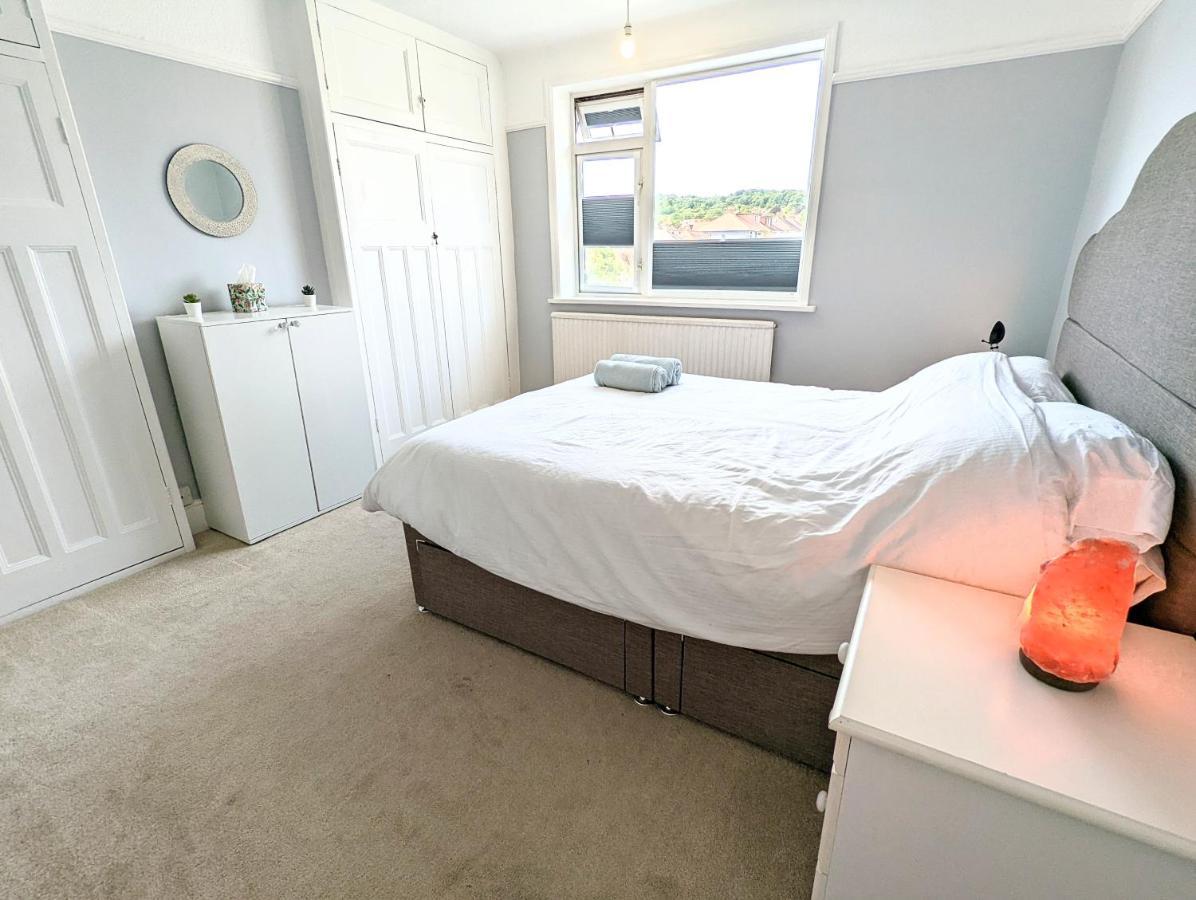 Holiday home Bright Haven: 4-bed With Garden, Spa & Parking *