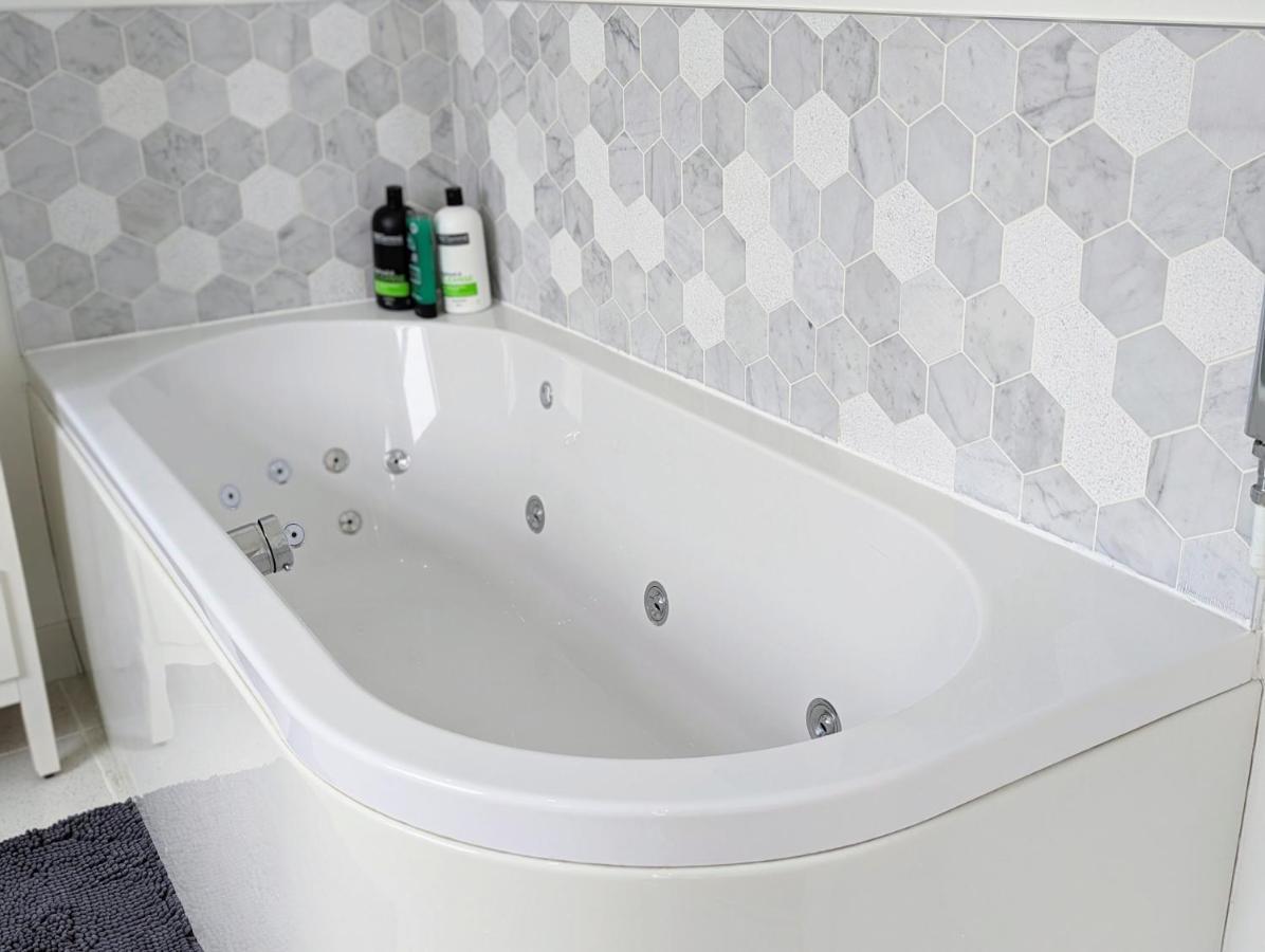 Bright Haven: 4-bed With Garden, Spa & Parking Holiday home *
