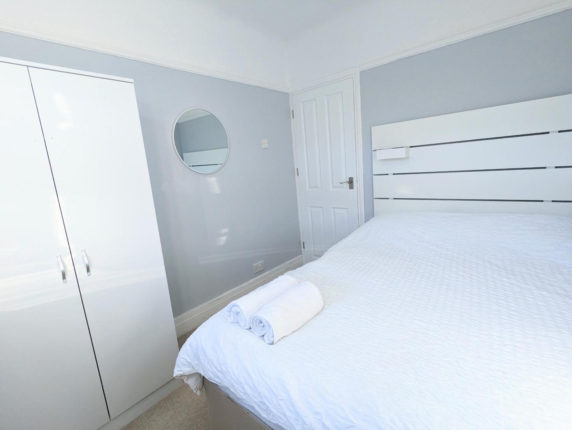 Holiday home Bright Haven: 4-bed With Garden, Spa & Parking