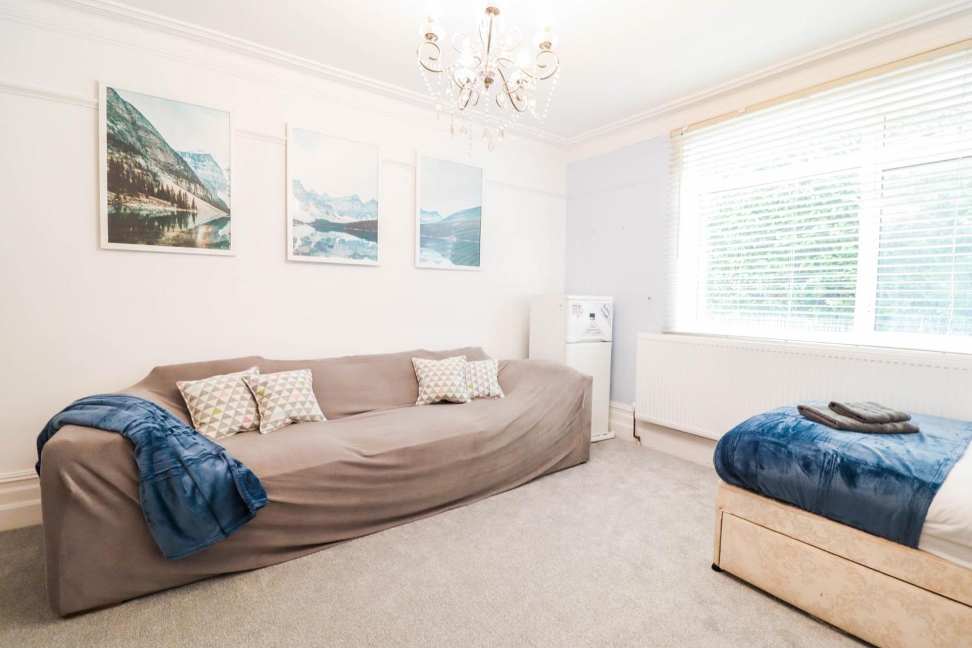 Recently Redecorated 4-bedroom With Free Wifi * Portsmouth