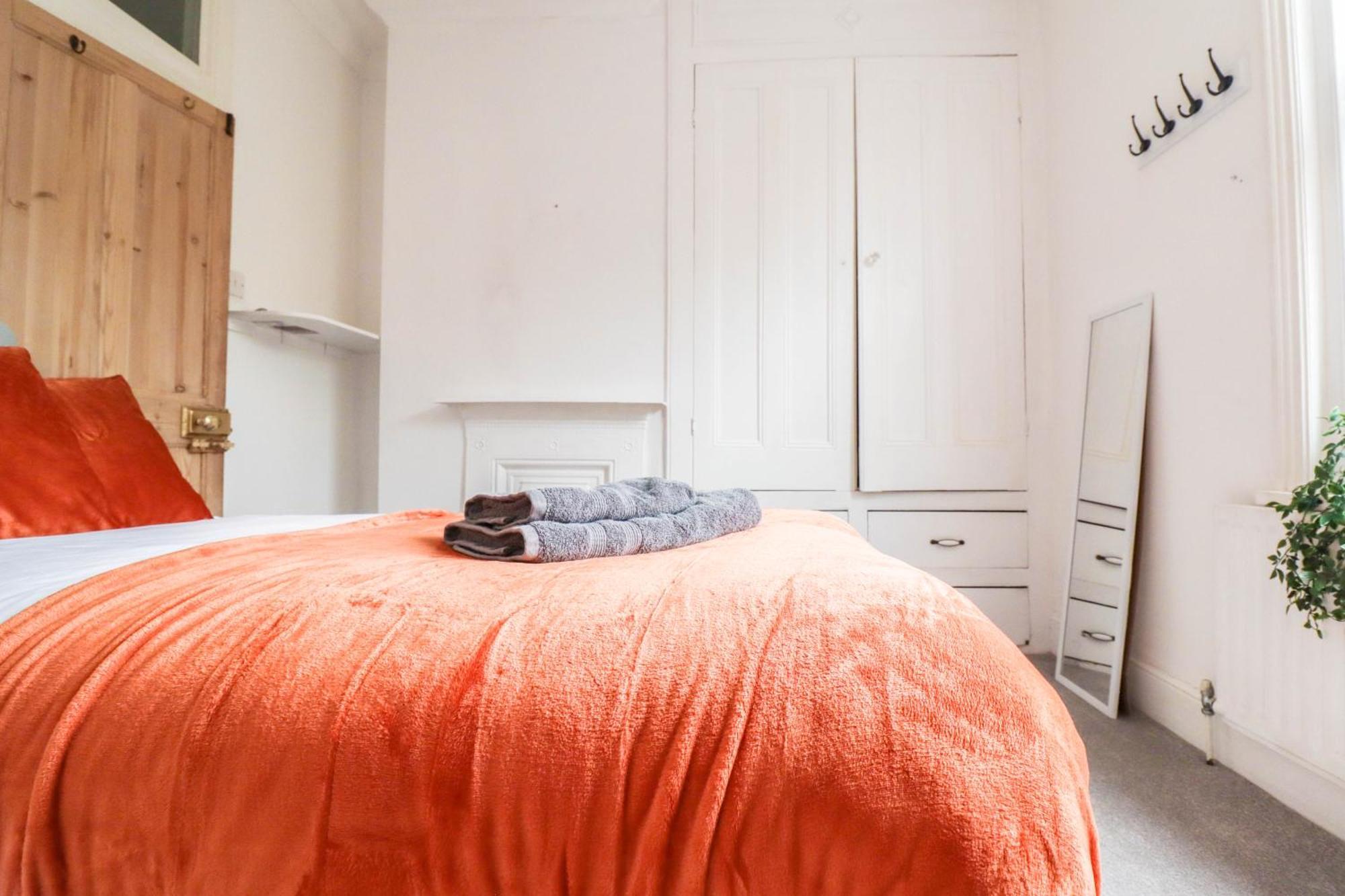Apartment Recently Redecorated 4-bedroom With Free Wifi *