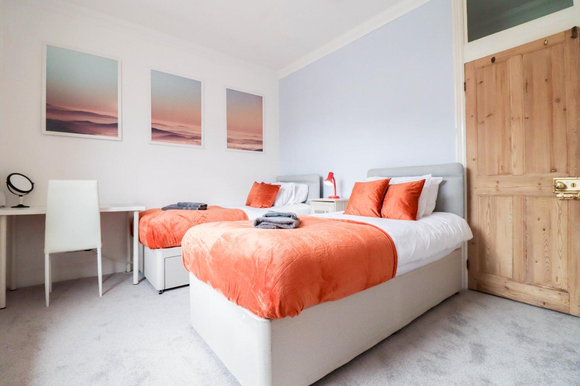 Recently Redecorated 4-bedroom With Free Wifi * Portsmouth