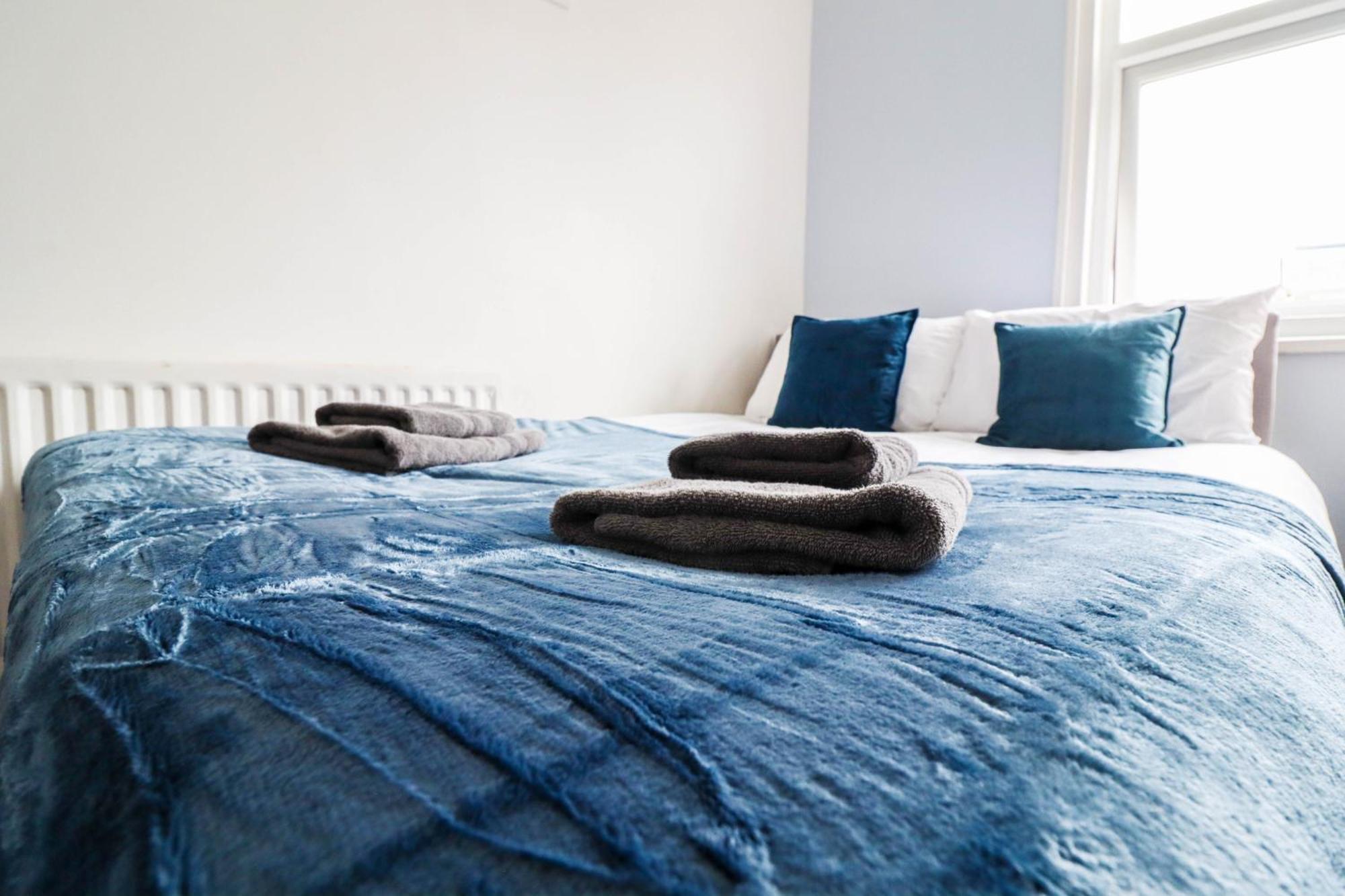 Recently Redecorated 4-bedroom With Free Wifi Apartment *