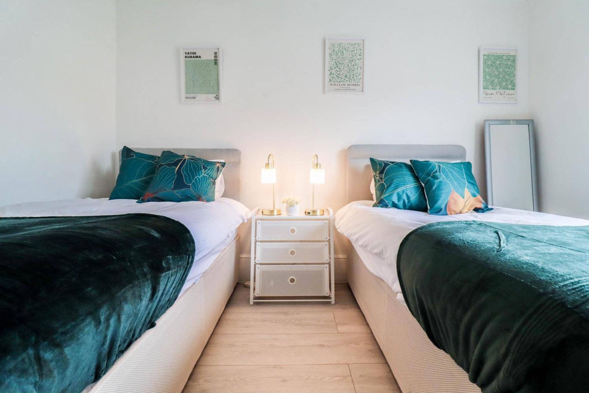 Apartment Recently Redecorated 4-bedroom With Free Wifi *