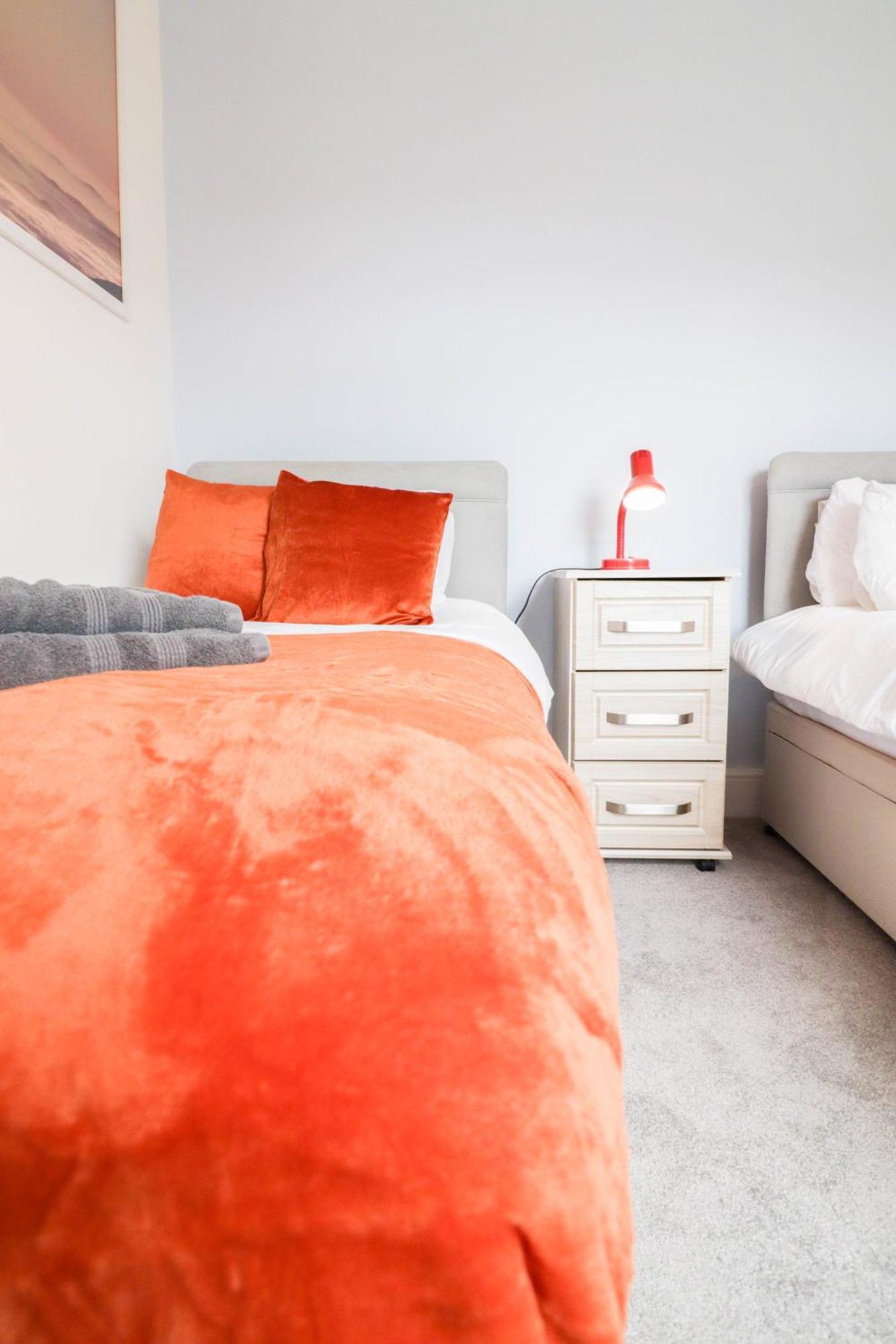Recently Redecorated 4-bedroom With Free Wifi * Portsmouth