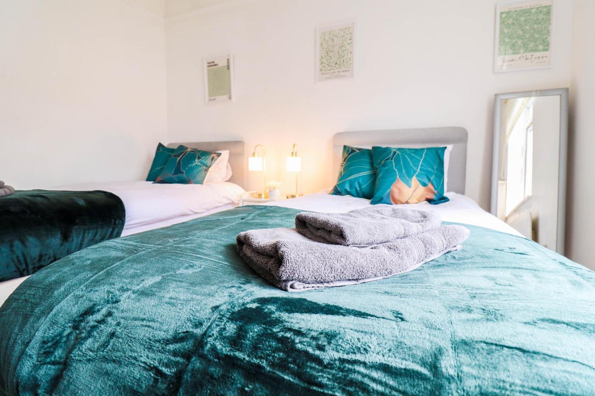 Recently Redecorated 4-bedroom With Free Wifi Apartment *