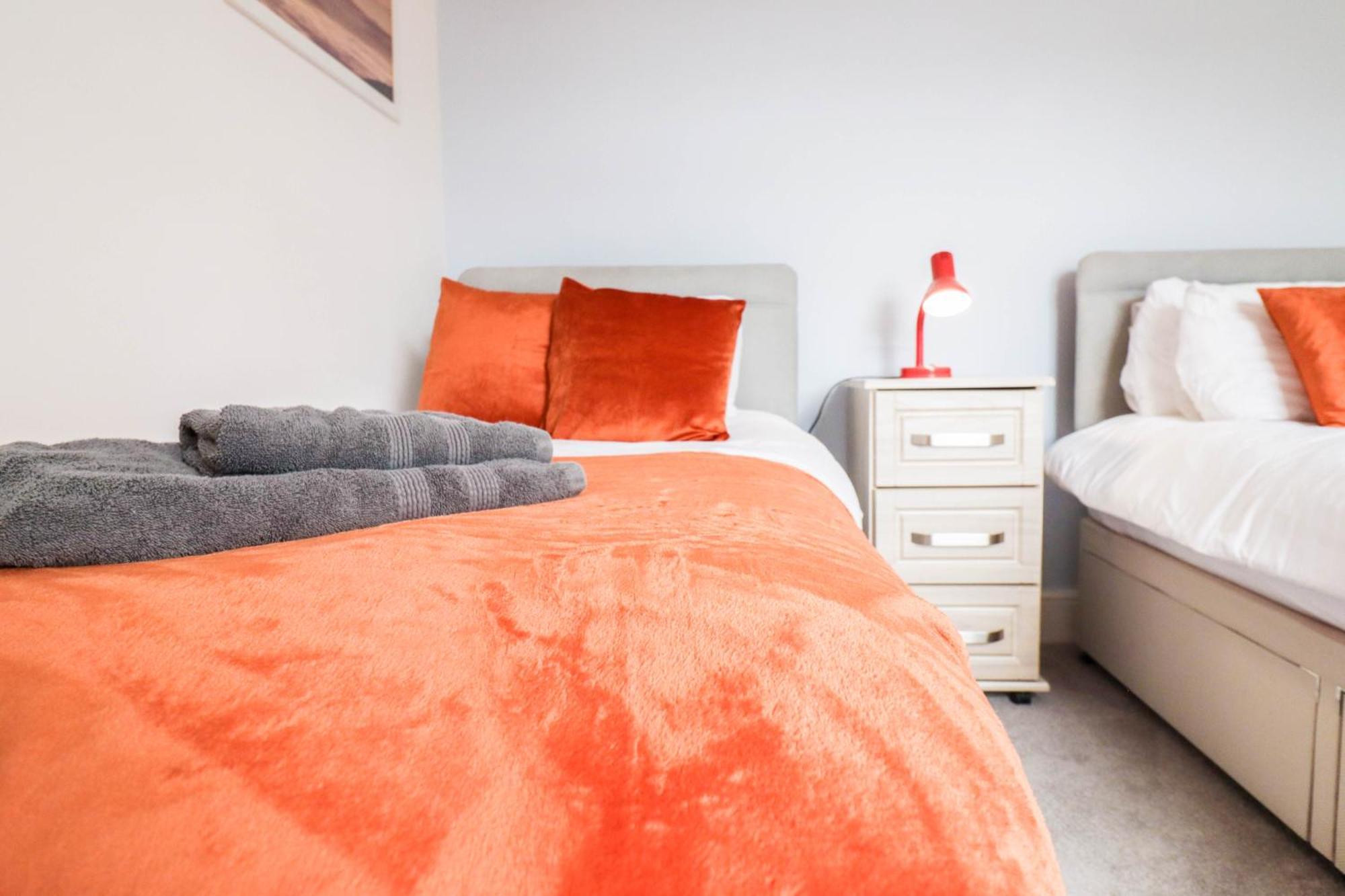 Apartment Recently Redecorated 4-bedroom With Free Wifi *