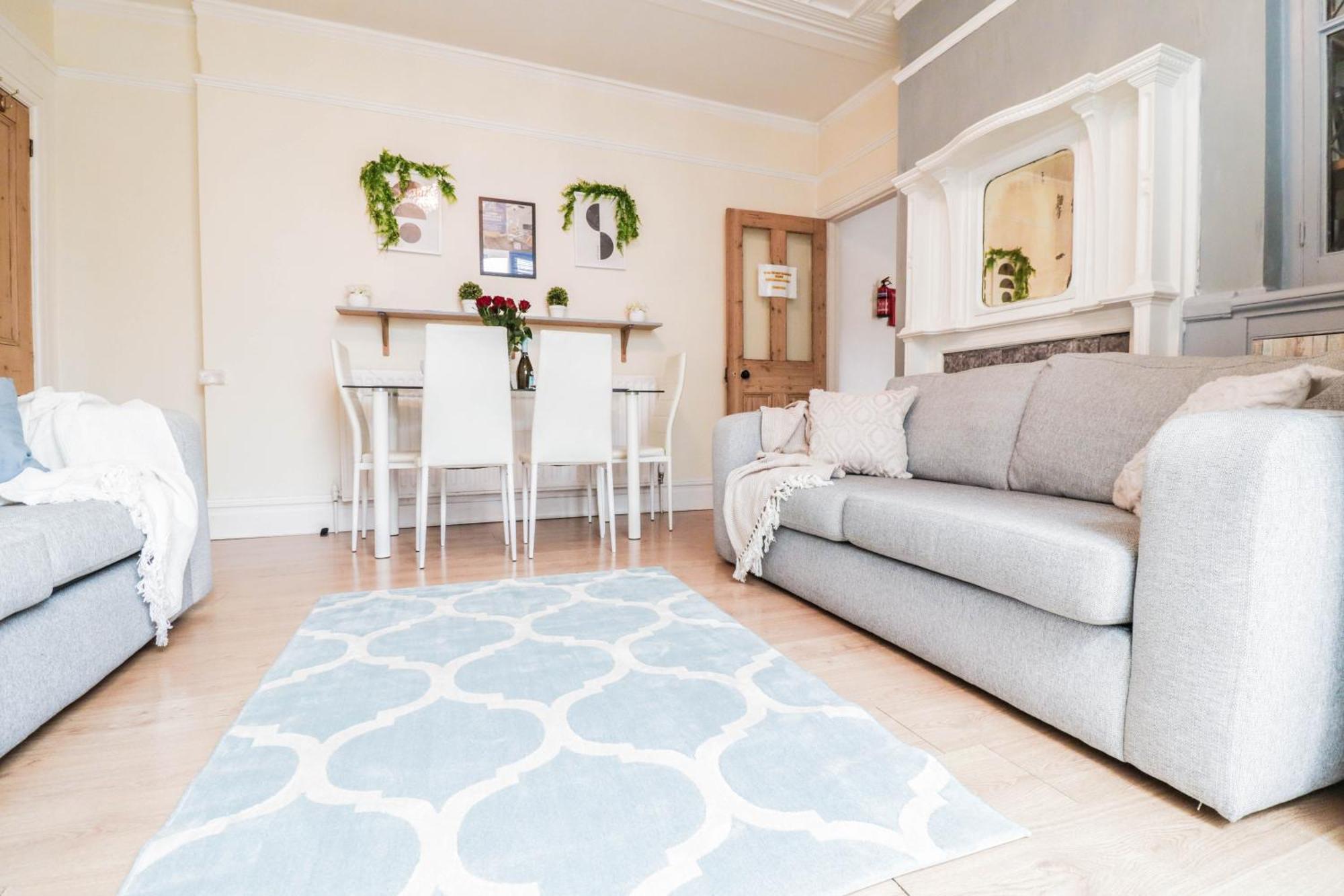 Recently Redecorated 4-bedroom With Free Wifi Apartment *