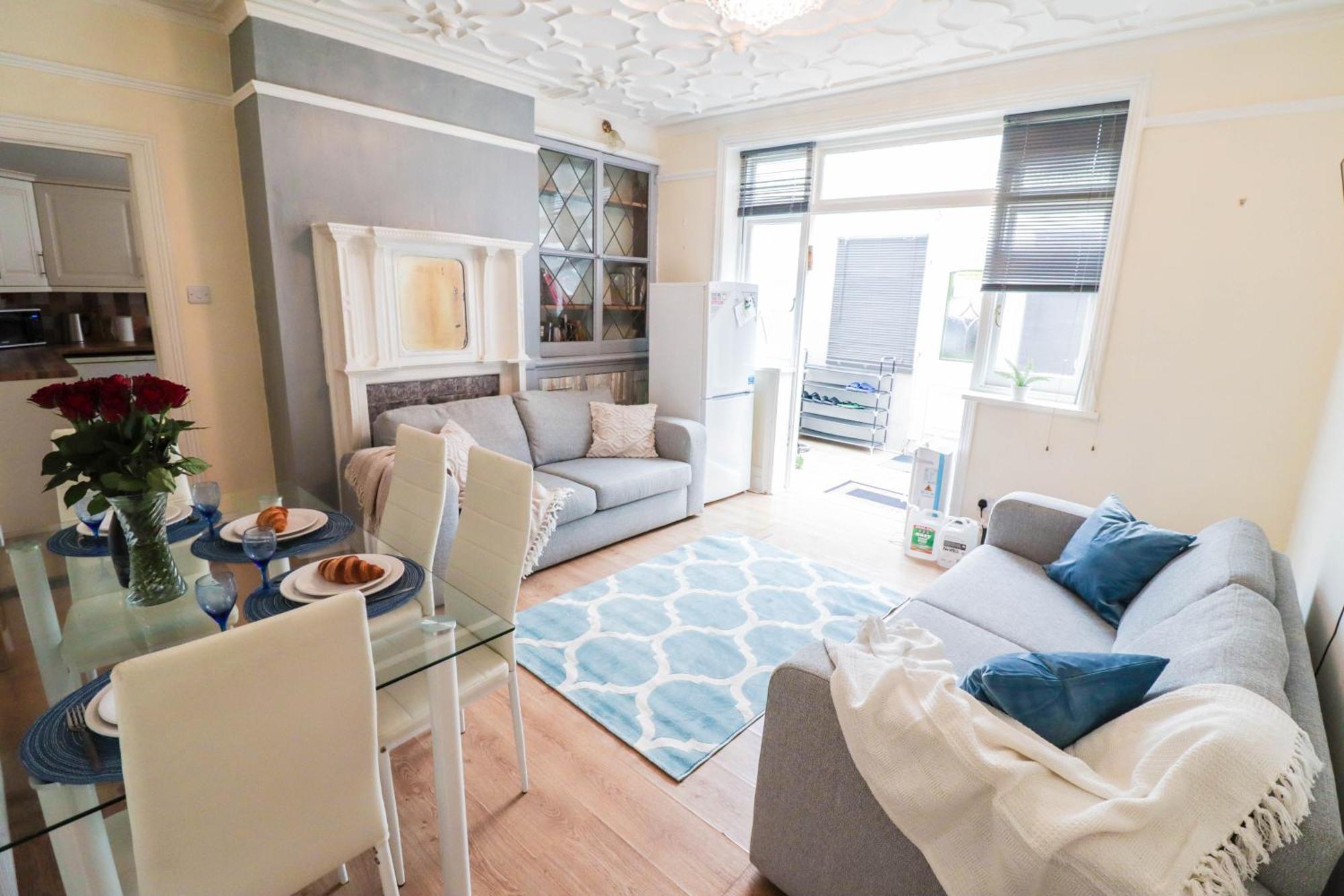 Recently Redecorated 4-bedroom With Free Wifi *