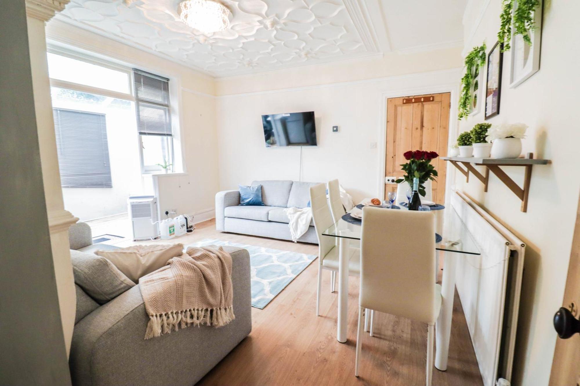 Recently Redecorated 4-bedroom With Free Wifi Apartment