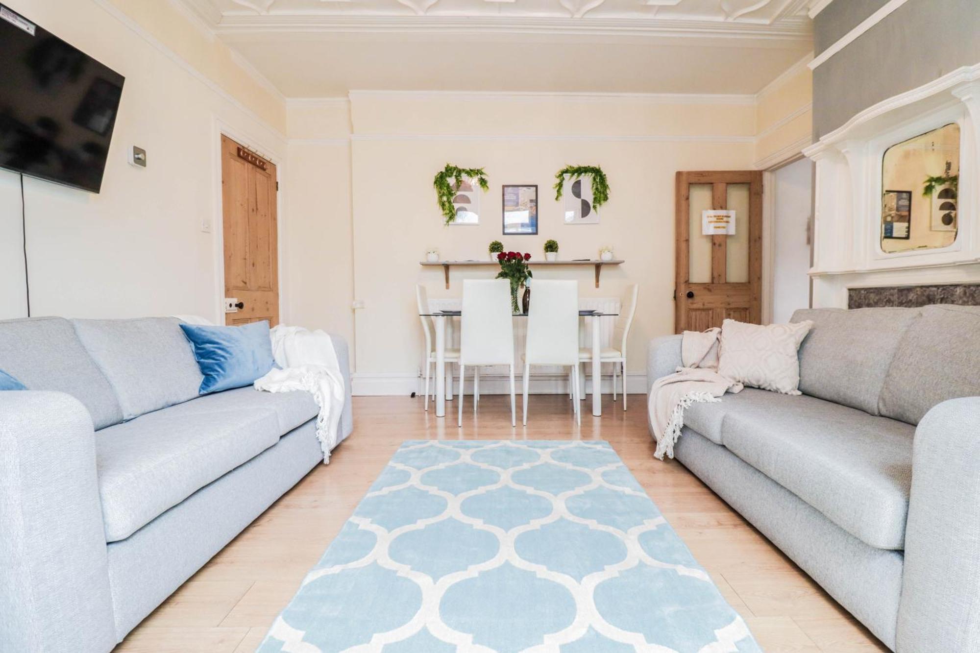 Apartment Recently Redecorated 4-bedroom With Free Wifi