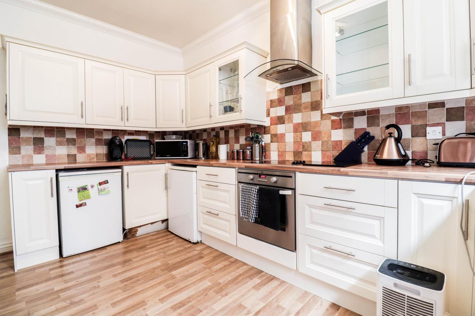Recently Redecorated 4-bedroom With Free Wifi Apartment