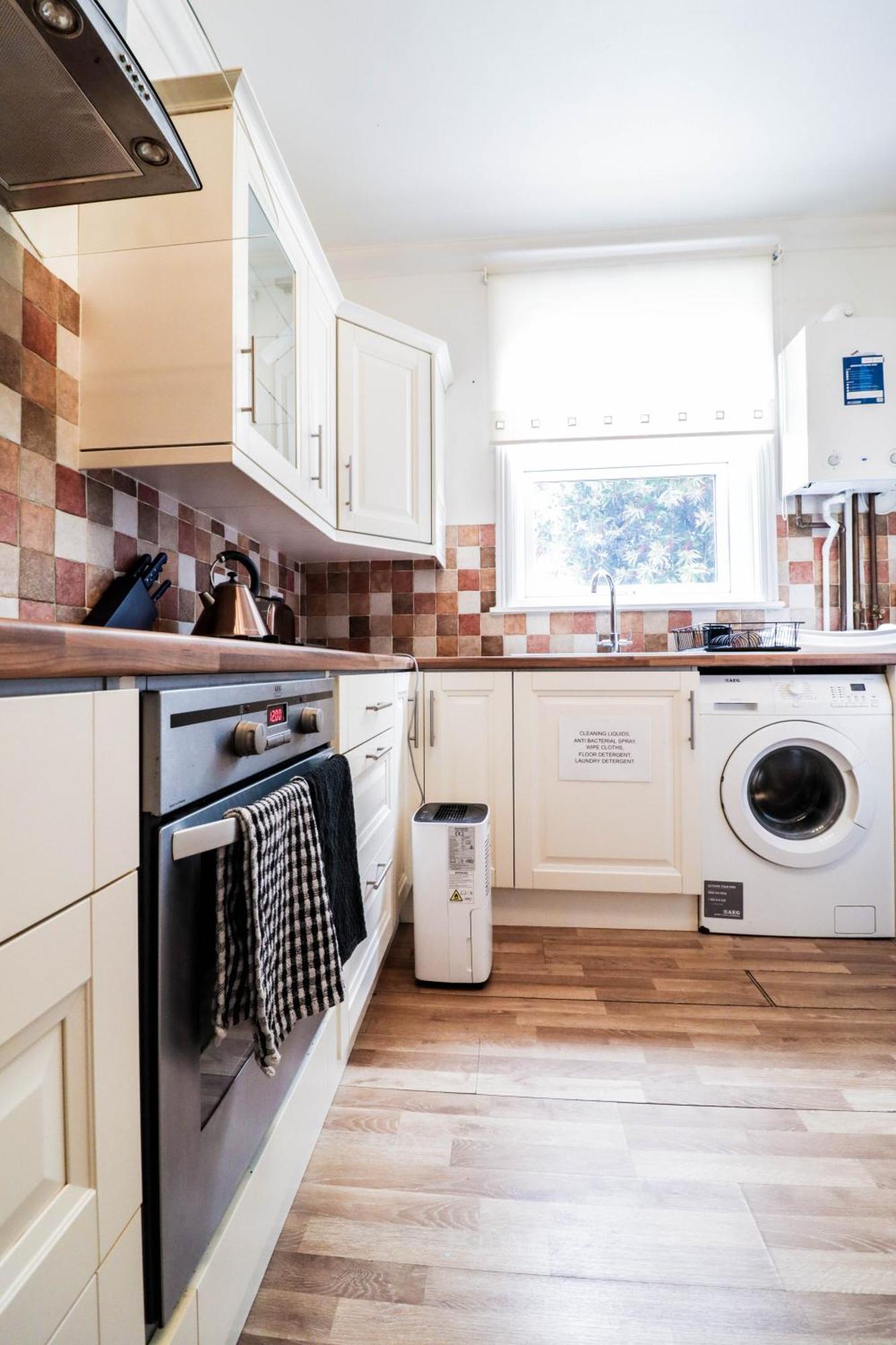 Recently Redecorated 4-bedroom With Free Wifi Apartment