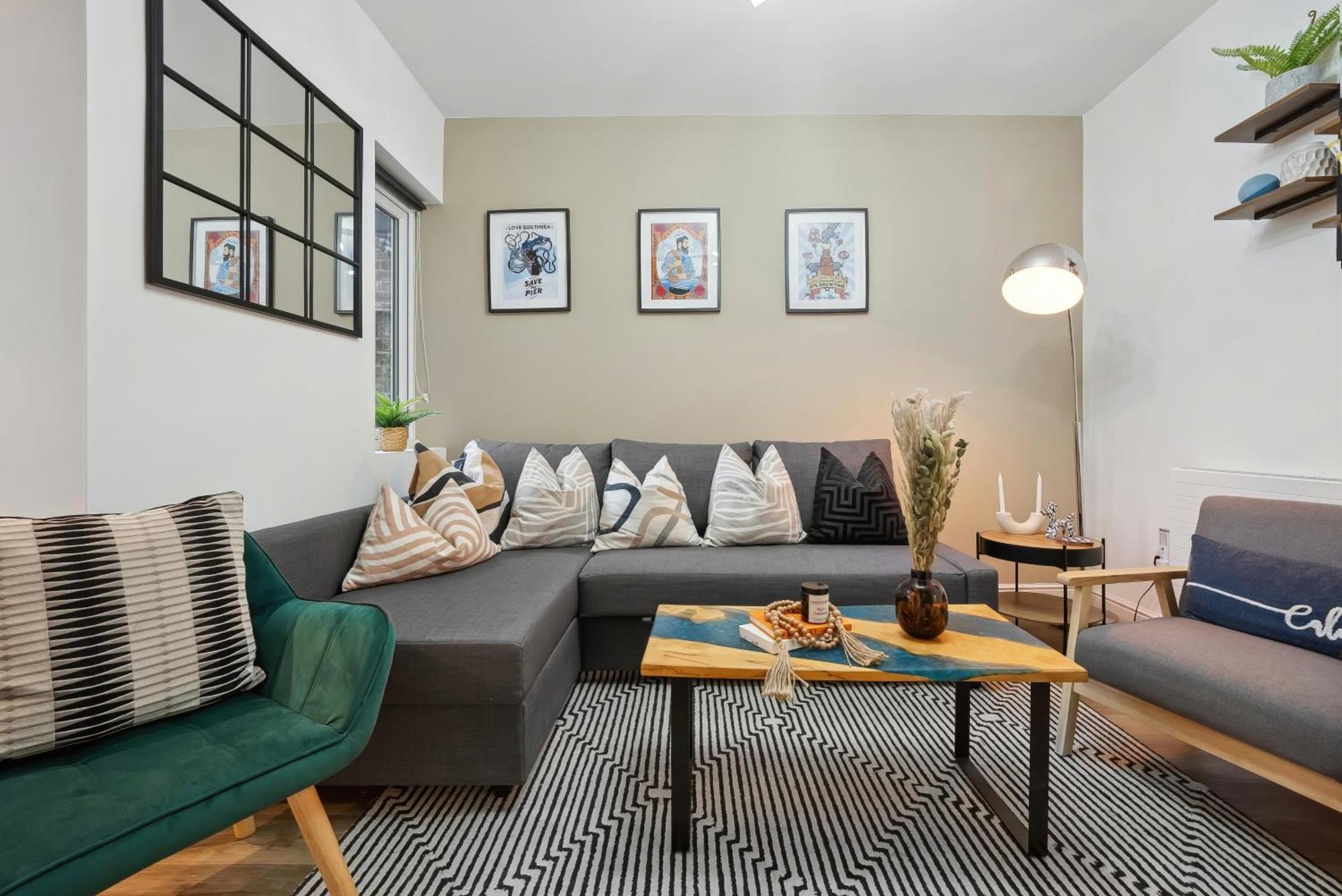 4 Bed Gorgeous Open Plan Chic Townhouse, Central Portsmouth! Great For Groups-With Parking & Xbox - By Blue Puffin Stays Guest house Portsmouth