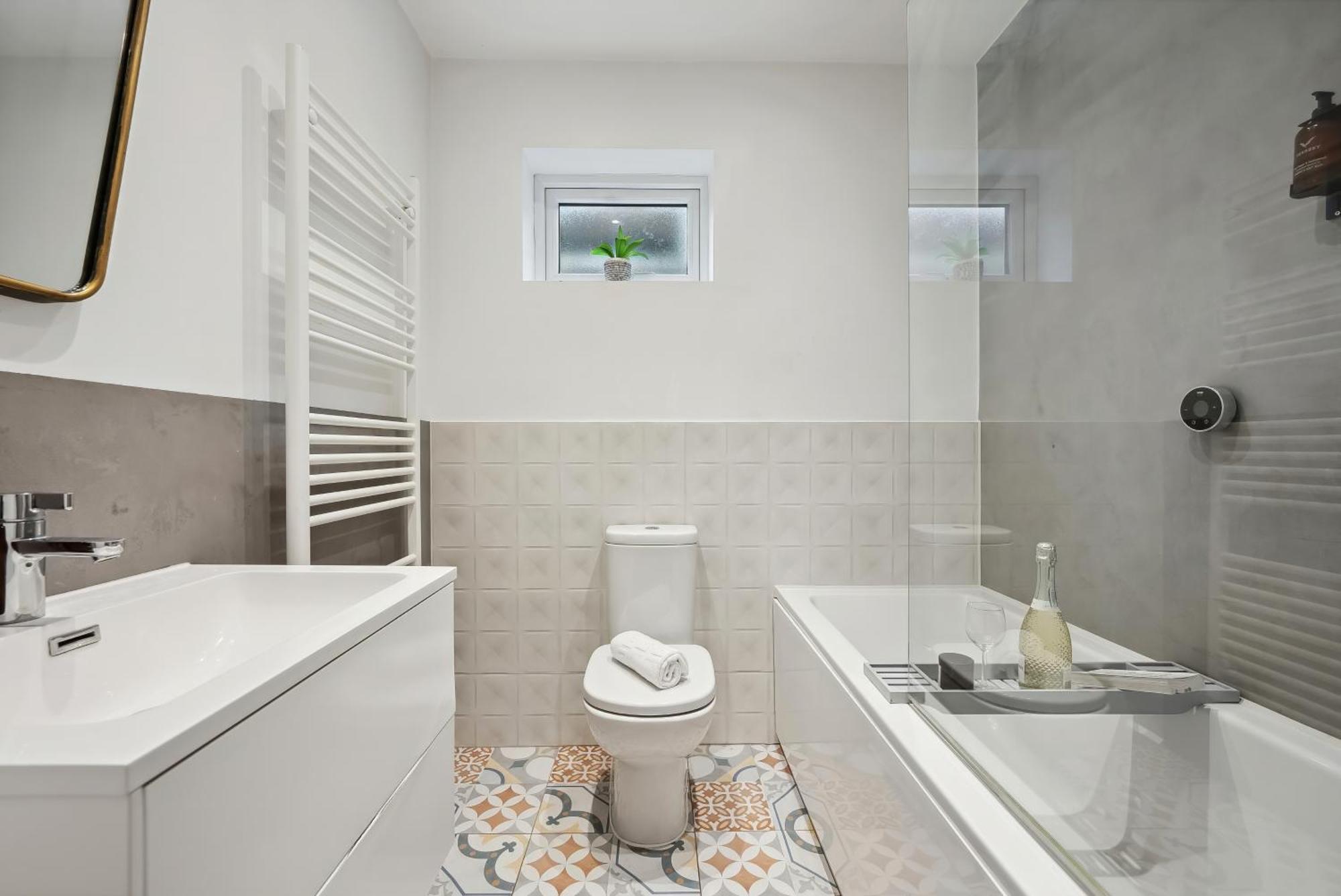 4 Bed Gorgeous Open Plan Chic Townhouse, Central Portsmouth! Great For Groups-With Parking & Xbox - By Blue Puffin Stays Portsmouth