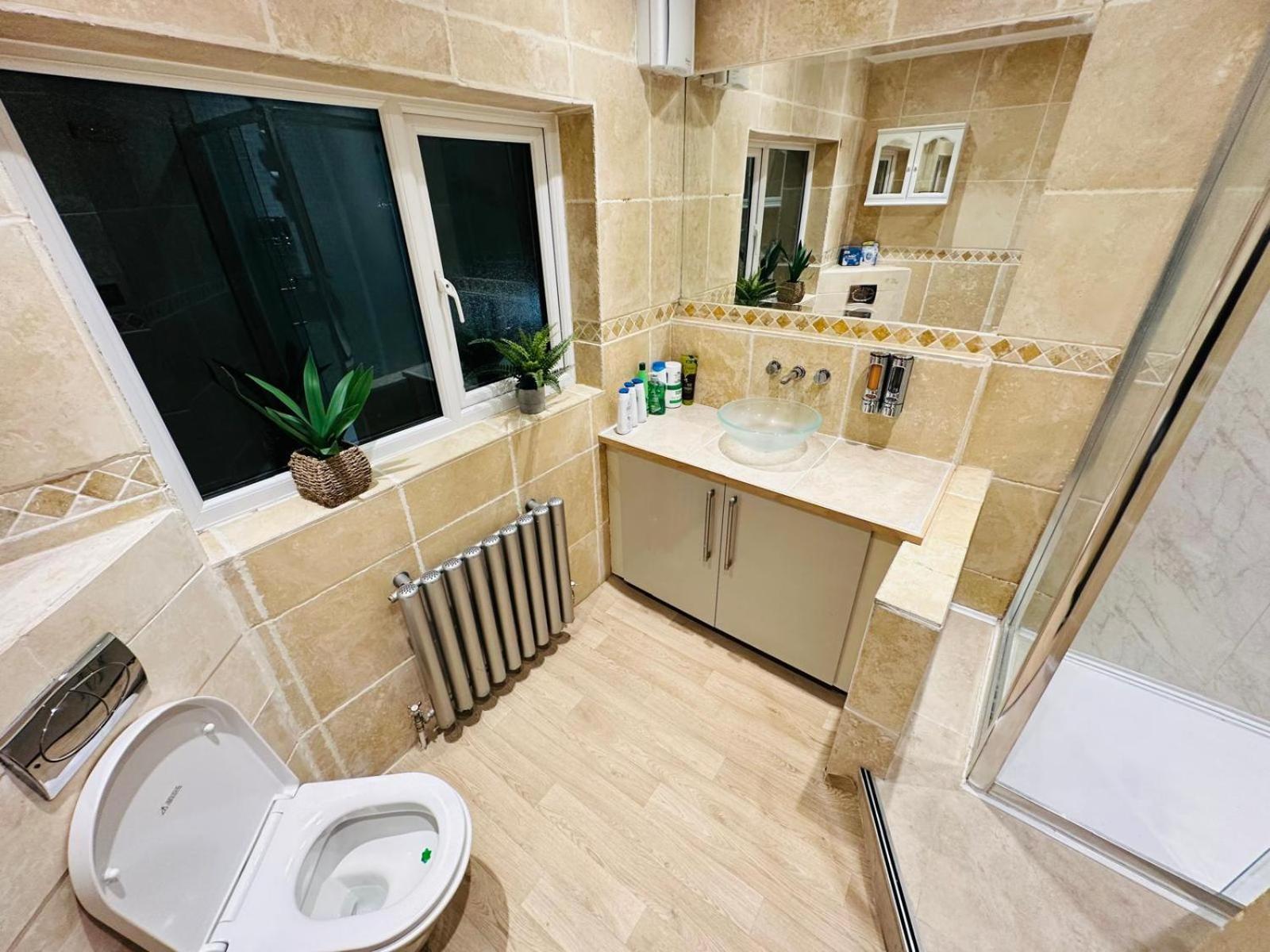 A Quiet In A Well Furnished Close To Gun Wharf Quays Apartamento