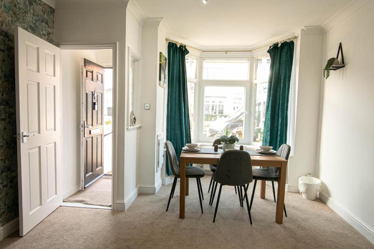 3 Bed Modern Home, Vibrant & Stylish, Sleep Upto 7 Holiday home *