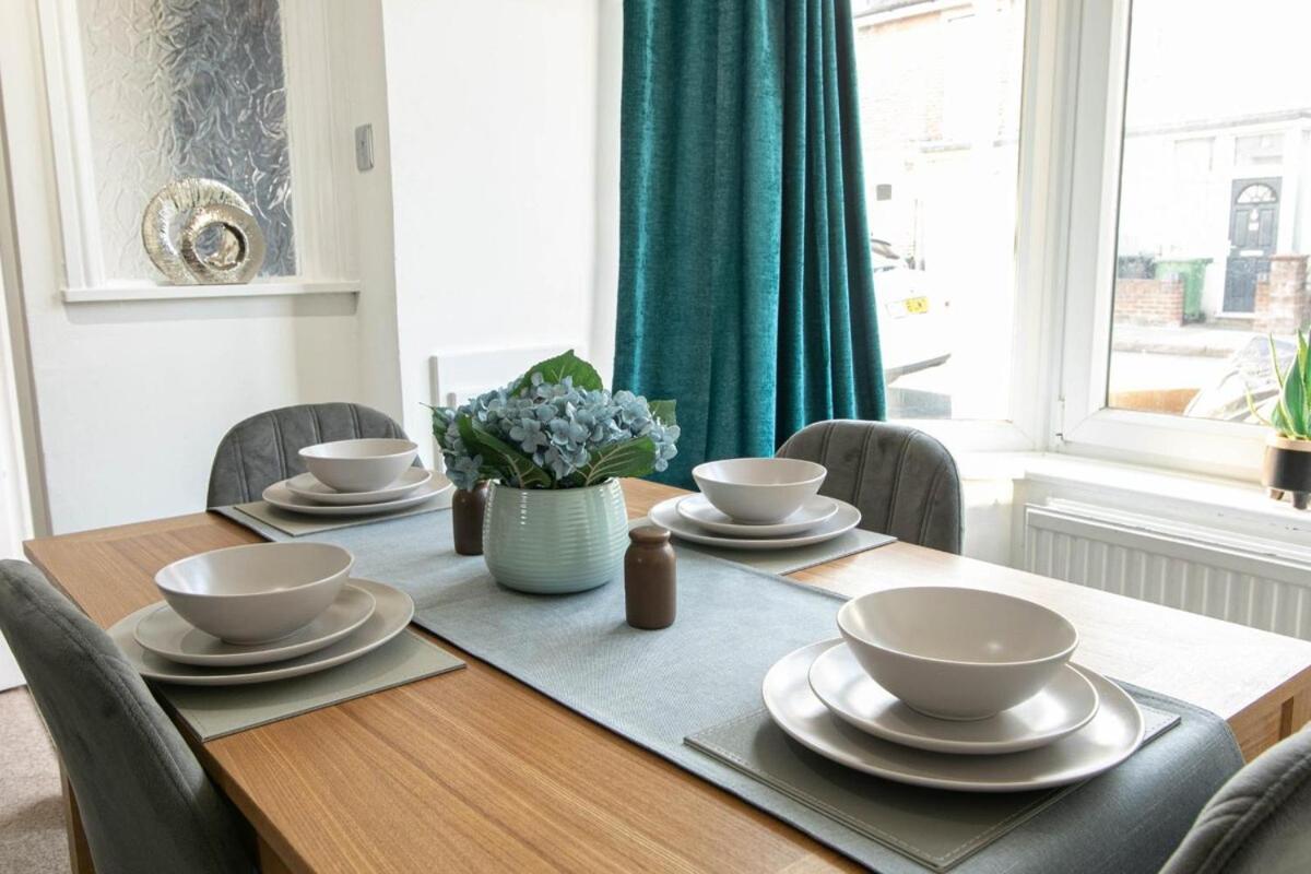 Holiday home 3 Bed Modern Home, Vibrant & Stylish, Sleep Upto 7 Portsmouth