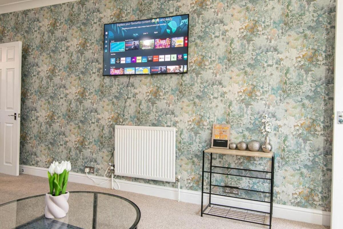 3 Bed Modern Home, Vibrant & Stylish, Sleep Upto 7 *