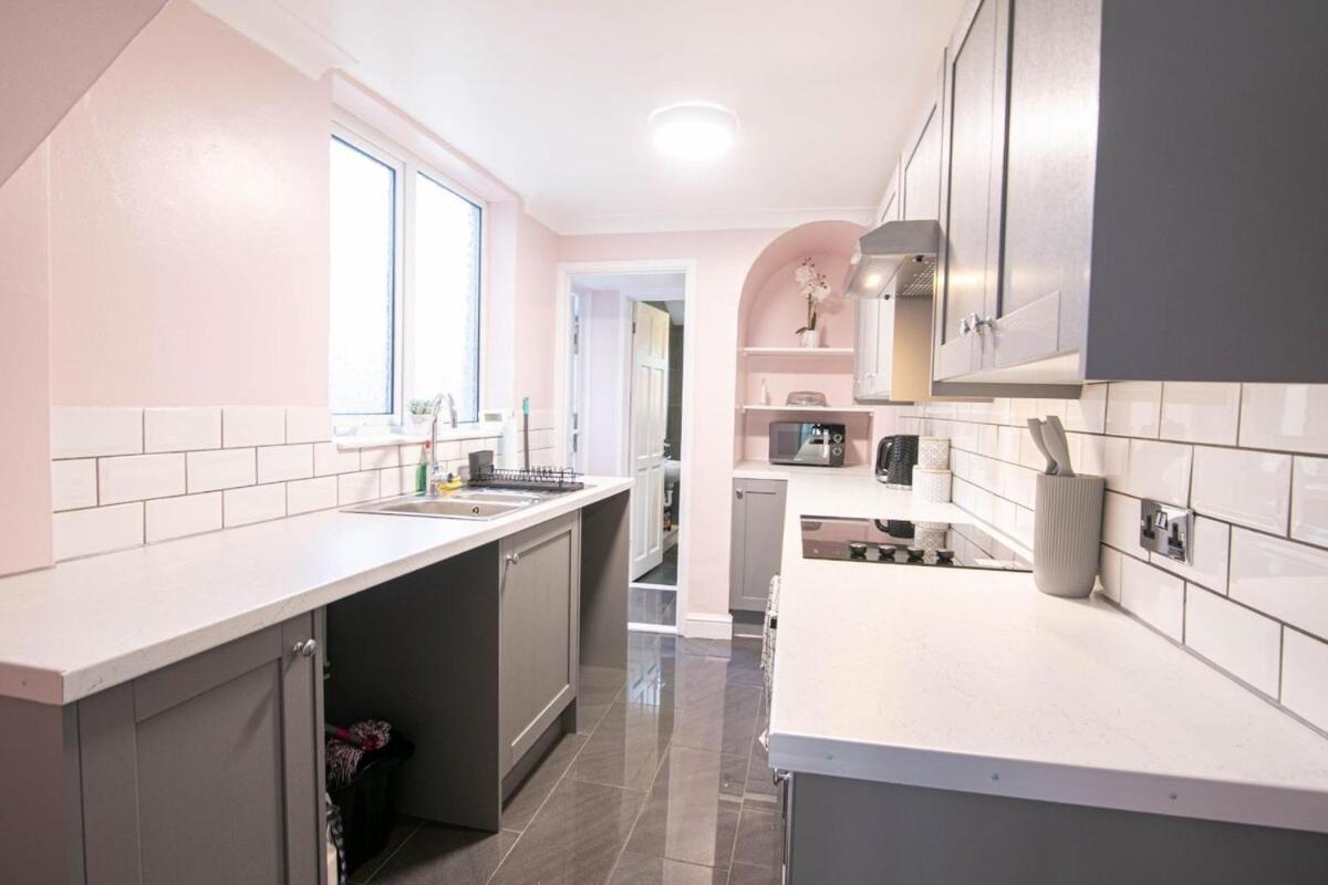 3 Bed Modern Home, Vibrant & Stylish, Sleep Upto 7 Portsmouth