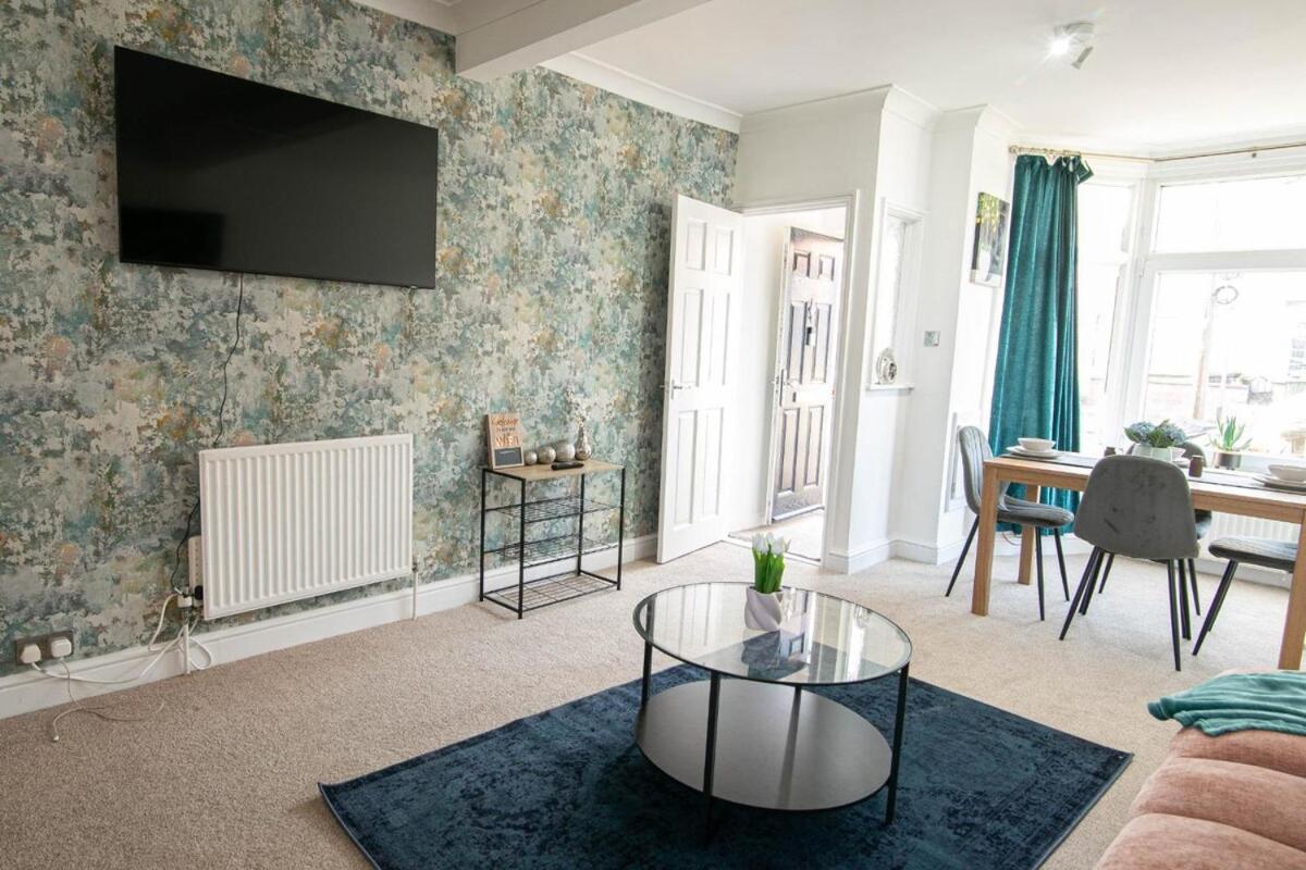 3 Bed Modern Home, Vibrant & Stylish, Sleep Upto 7 Holiday home Portsmouth
