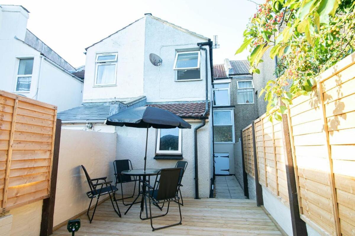 3 Bed Modern Home, Vibrant & Stylish, Sleep Upto 7 Holiday home Portsmouth