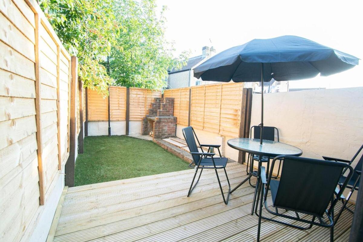 3 Bed Modern Home, Vibrant & Stylish, Sleep Upto 7 Holiday home