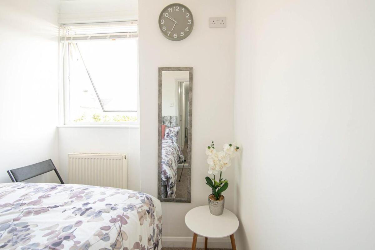 3 Bed Modern Home, Vibrant & Stylish, Sleep Upto 7 Portsmouth