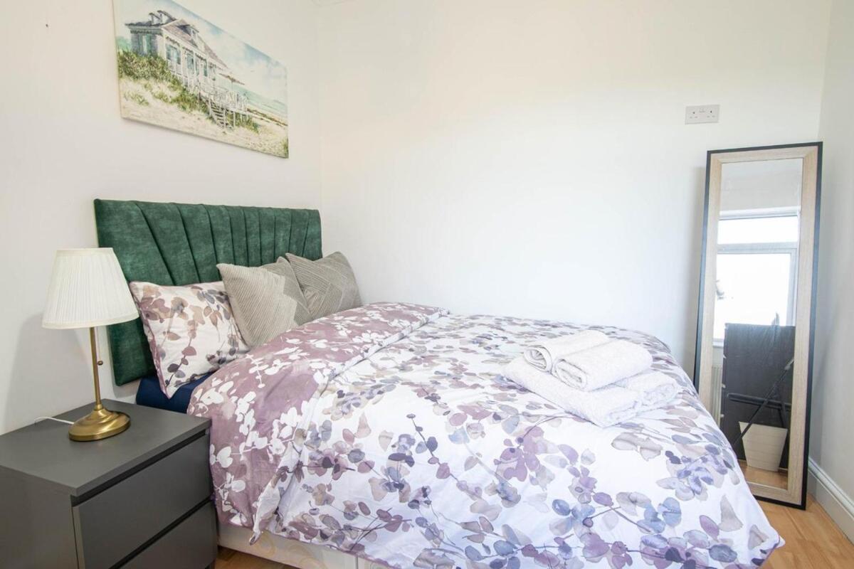 3 Bed Modern Home, Vibrant & Stylish, Sleep Upto 7 * Portsmouth