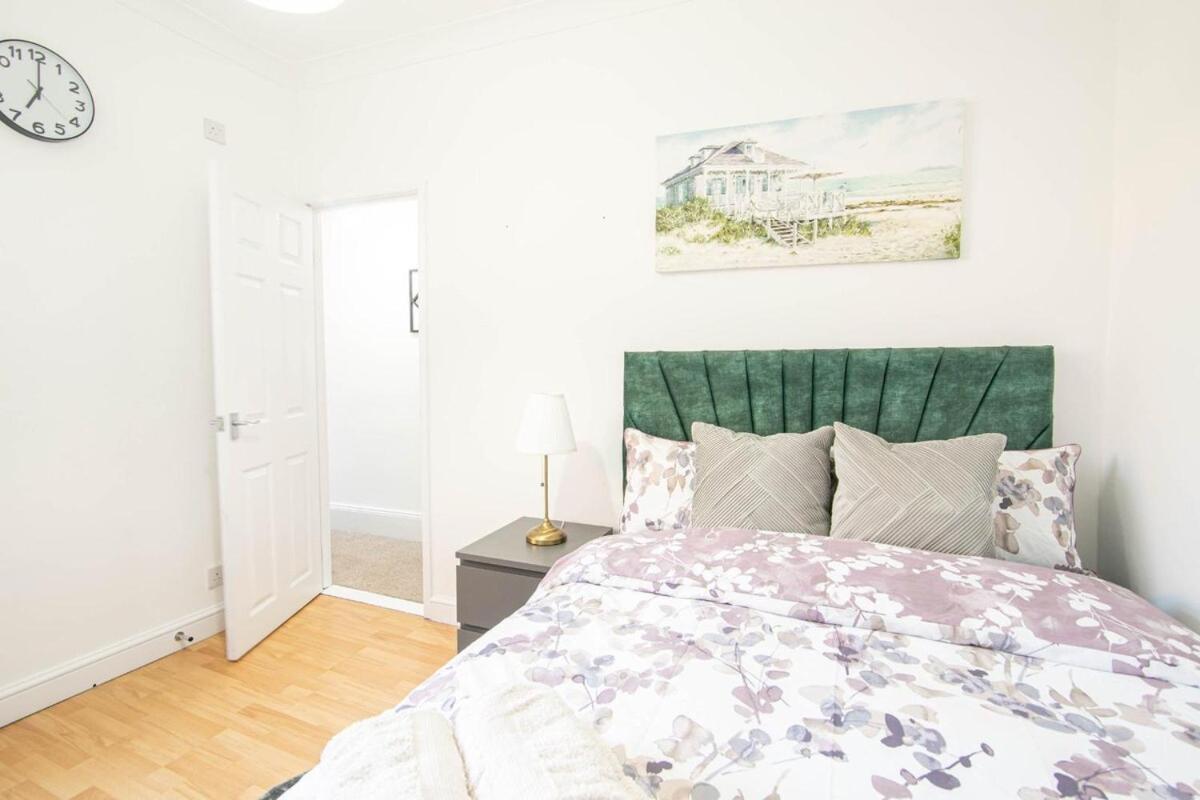 3 Bed Modern Home, Vibrant & Stylish, Sleep Upto 7 Portsmouth
