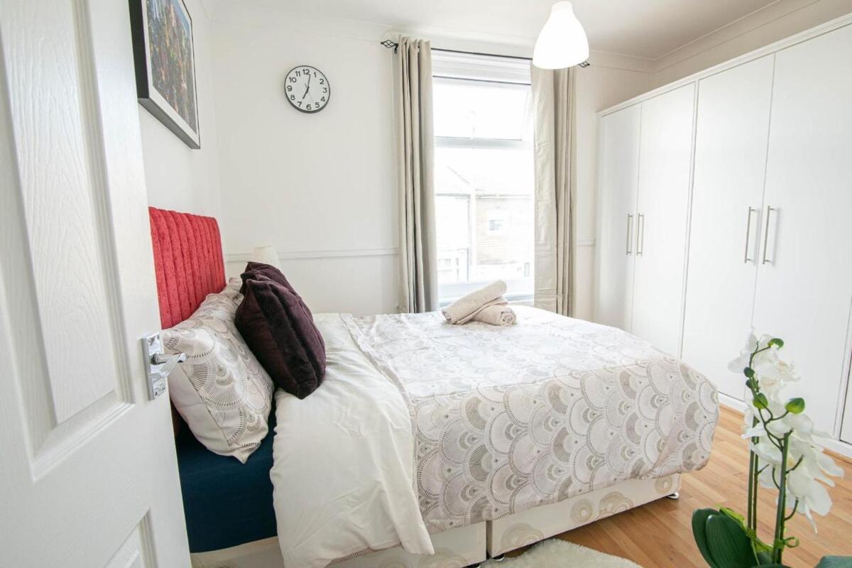 3 Bed Modern Home, Vibrant & Stylish, Sleep Upto 7 Holiday home