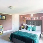 Spacious Split Level Flat In Great Location