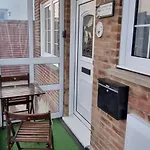 Pass The Keys Superb Location 1Bedroom Apt Sleeps 4 With Free Parking