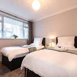 Best Price! - 1 Min To The Shops, Bars, Pubs & Restaurants! Perfect Location - Free Parking - Free Wifi - Smart Tv - Comfy Beds - 4 Single Beds Or 2 Doubles