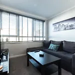 Best Price! - 1 Min To The Shops, Bars, Pubs & Restaurants! Perfect Location - Free Parking - Free Wifi - Smart Tv - Comfy Beds - 4 Single Beds Or 2 Doubles