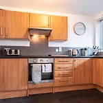 Best Price!! - Contractor Heaven! 4 Singles Beds Or 2 King Size, Southsea Apartment- Free Parking, Smart Tvs