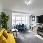 Open Mind Property - Southsea With Free Parking