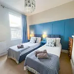 3 Bedrooms Stylish Spacious Townhouse, Perfect For Groups And Family, Sleeps 6 With Free On-Street Parking Permit, Southsea - Work Contractors And Summer Special Offer - By Blue Puffin Stays