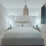 3 Bedroom Beautiful Home With Garden, Ac, Hot Tub