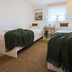Central Apt En Suites With Pool Table And Private Balcony
