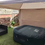 Open Mind Property - Hot Tub, 5 Bedroom & Free Parking