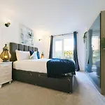 Modern 2Bedrooms With En Suites & Private Parking