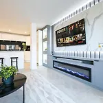Modern 2Bedrooms With En Suites & Private Parking