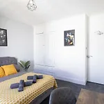 Open Mind Property- Luxury 5 Bedroom & Free Parking