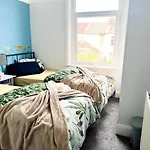 A Tranquil Must-Stay Home Near Fratton Train Station, With Pool Table And Private Garden