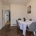 3 Bed Stylish & Spacious Home, Sleep Up To 7Ppl