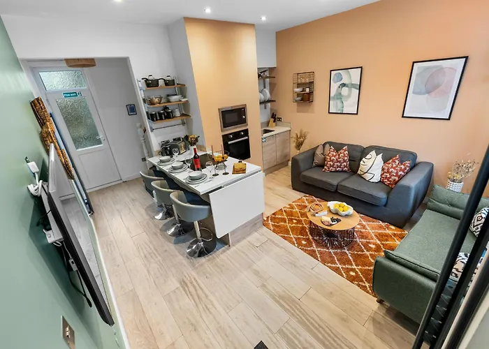 Contractors And Summer Special Offer!! Spacious & Stylish 3-Bedroom House, Portsmouth, Pet-Friendly, Sleeps 6, Parking Available - By Blue Puffin Stays